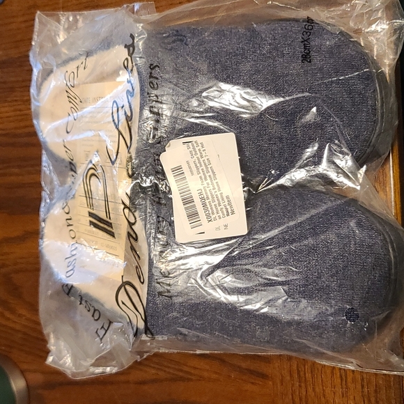 Women's lined Slippers. Moccasin.  Memory foam. Size 7-8. Navy/tan. Rubber sole. - Picture 1 of 5